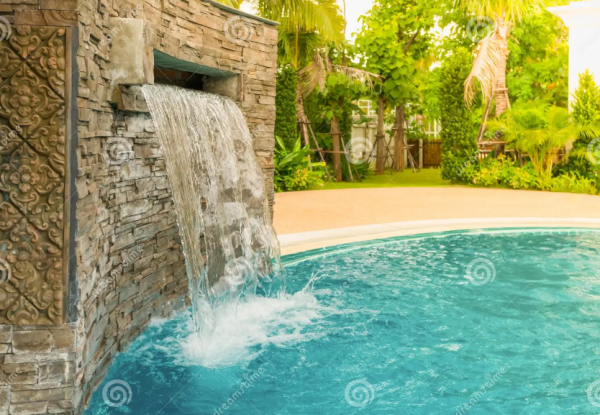 Kolam Kecil dengan Air Terjun Buatan